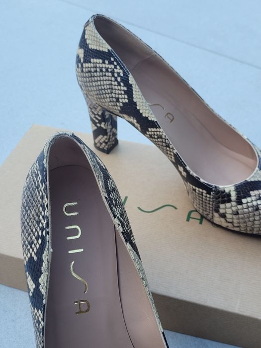 Buty na obcasie UNISA  motyw- skóra węża