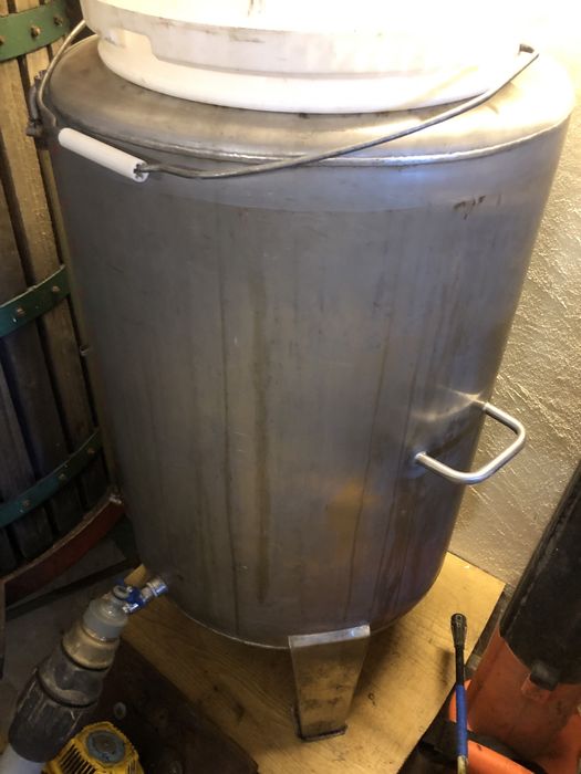 Vendo conjunto de material para producao de vinho .