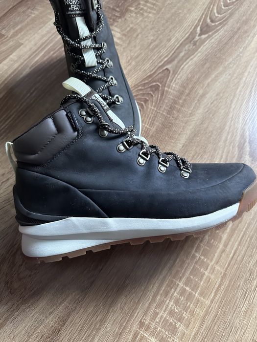 Продам нові жіночі черевики North face
