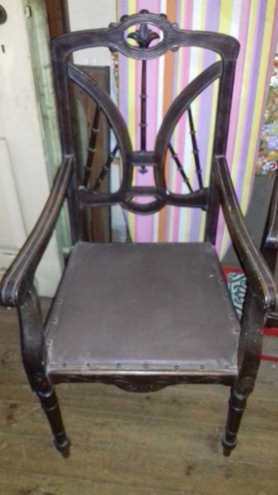 Cadeiras de madeira, canapé, toucador, camas e mesas de cabeceira