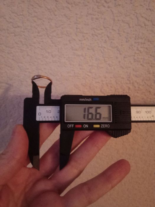 Продам золотое кольцо с бриллиантом.