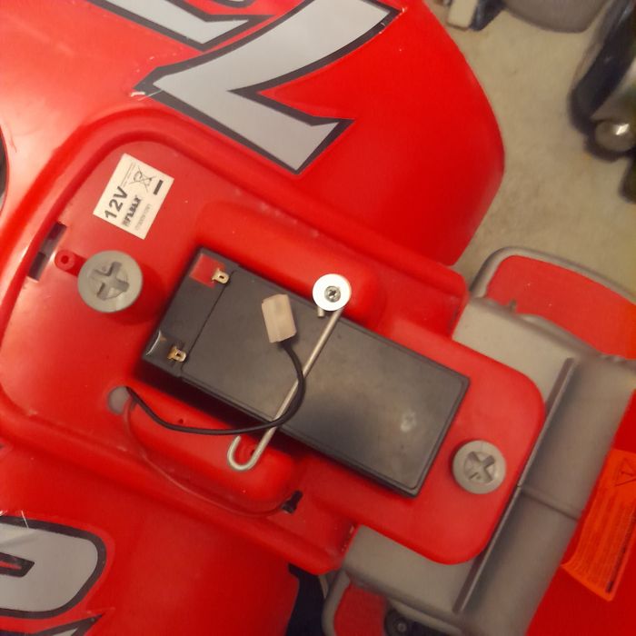 Moto 4 com bateria para crianças dos 5 aos 9 anos. Perfeito para aventuras ao ar livre e diversão garantida!