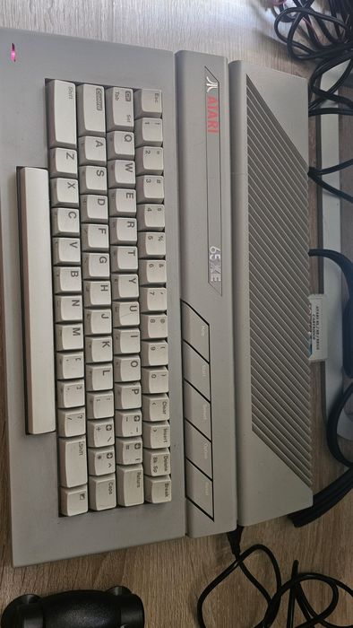 Atari 65 XE, zasilacz, joystick