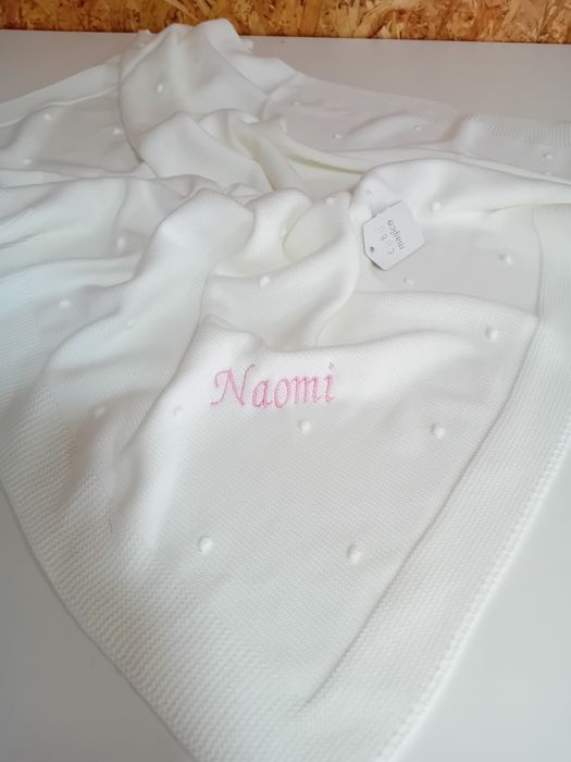 Manta com o nome do bebé bordado