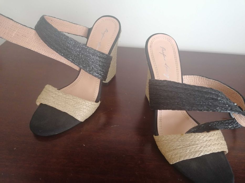 Sandálias novas preto e branco