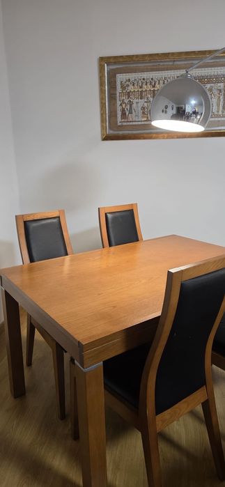 Conjunto de mesa de jantar e cadeiras