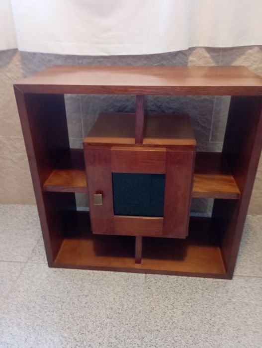 Pequeno móvel em cerejeira para decoração ...motivo: mudança casa