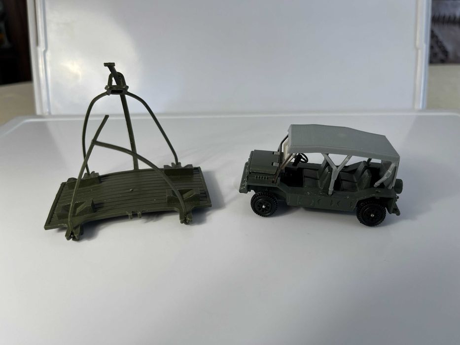 Dinky Toys - Austin Para Moke  - em estado Mint mas com falhas na plataforma - esc.aprox.1/43