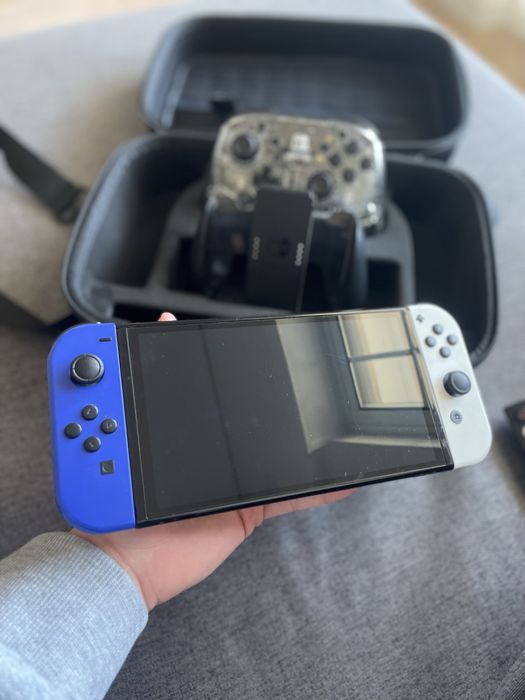 Nintendo Switch OLED (Azul/Branca) - Pack completo com pro controller