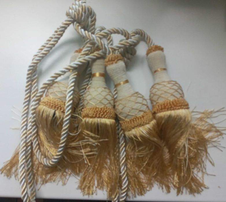 Оригинальные подвязки для штор с кисточками