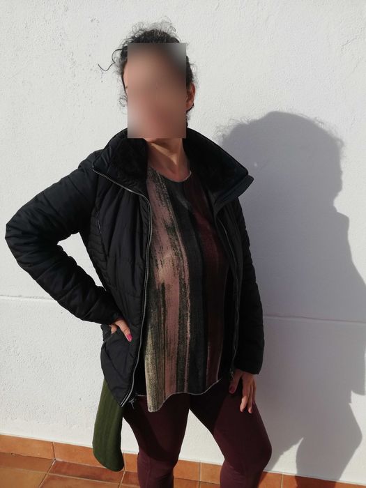 Casaco feminino Impermeável e quente com gola pelo preto -bem estimado