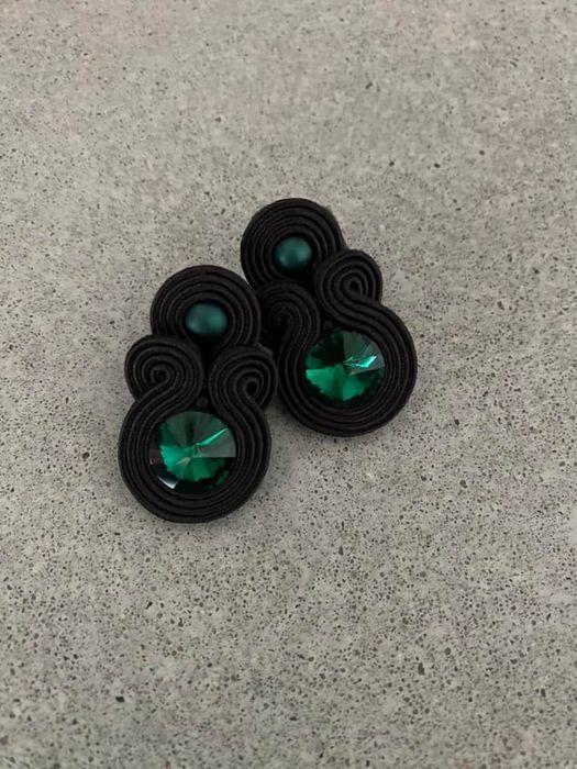 Czarne, emerald, butelkowa zieleń kolczyki sutasz wkrętki