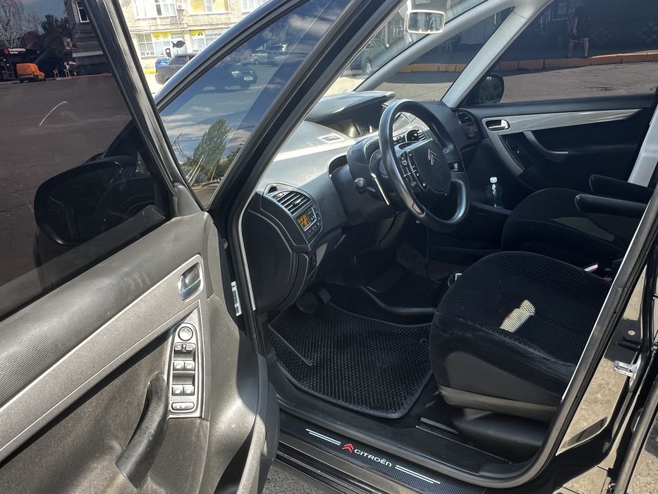 Продам отличный симейный автомобиль