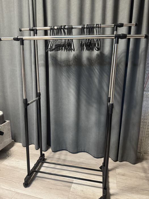 Продам стойку під одяг