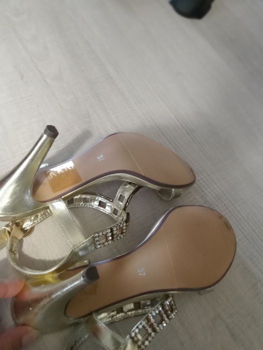 Szpilki złote  z kamykami