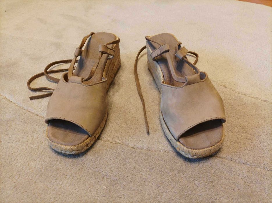 Beżowe sandały espadryle Jackpot, koturn, nubuk, rzemienie, roz. 37