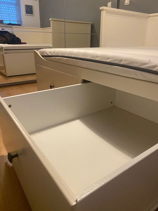 Um sofá, uma cama individual, uma cama de casal e arrumação