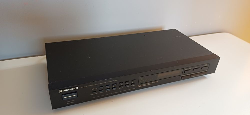 Tuner Pionieer F-551