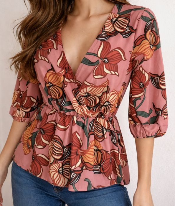 Blusa meia manga Decote em V

Tem elástico na zona da cintura
Tamanho