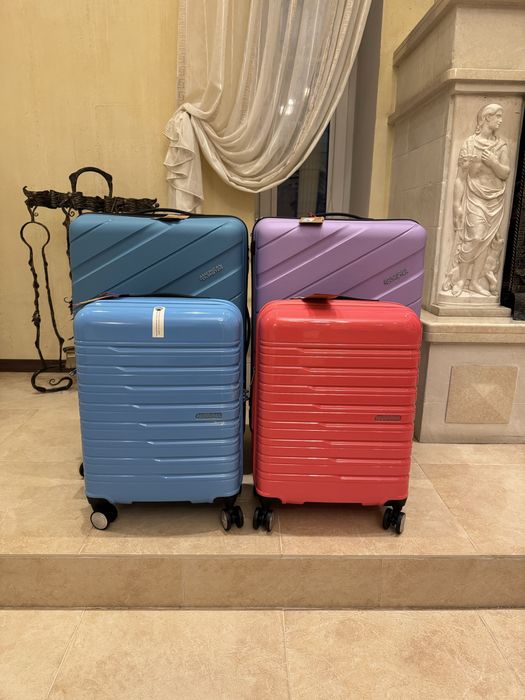 American tourister мала нова валіза S синя червона