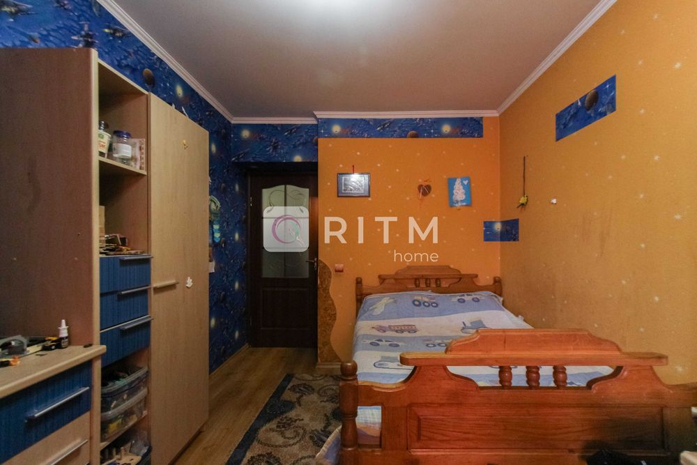 4-к. квартира з меблями та ремонтом за вул. Відродження