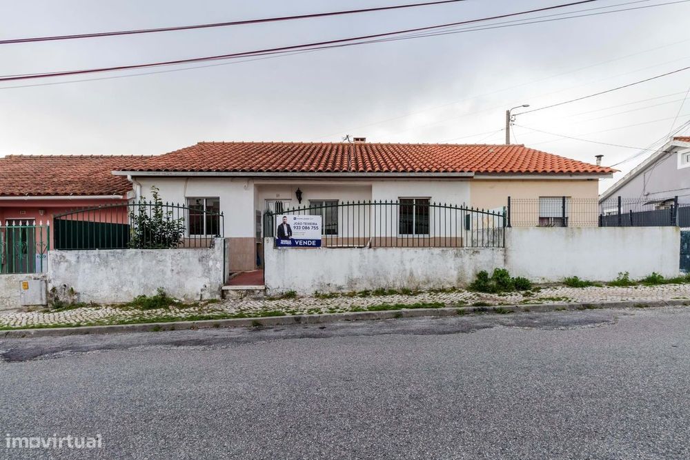 Moradia T3 c/ Espaço Exterior e Sótão Aproveitado em Pego Longo, Belas