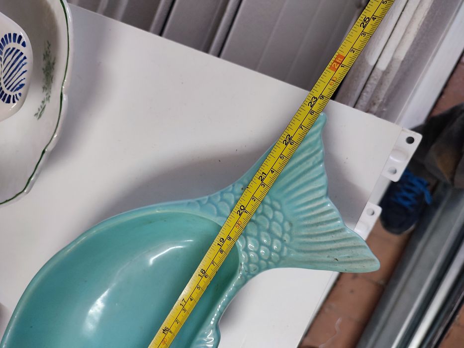 Peças de louça com design de peixe.