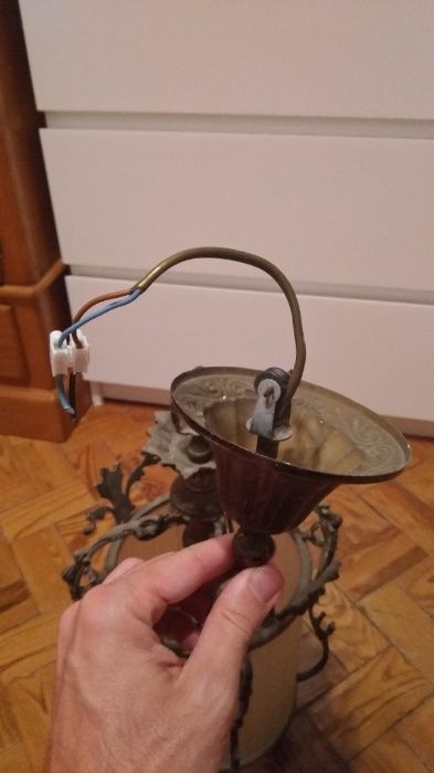 Candeeiro de teto antigo em latão trabalhado e vidro