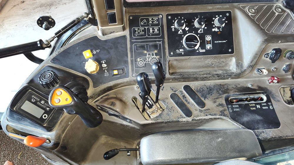 Ciągnik NEW Holland M 100, CASE