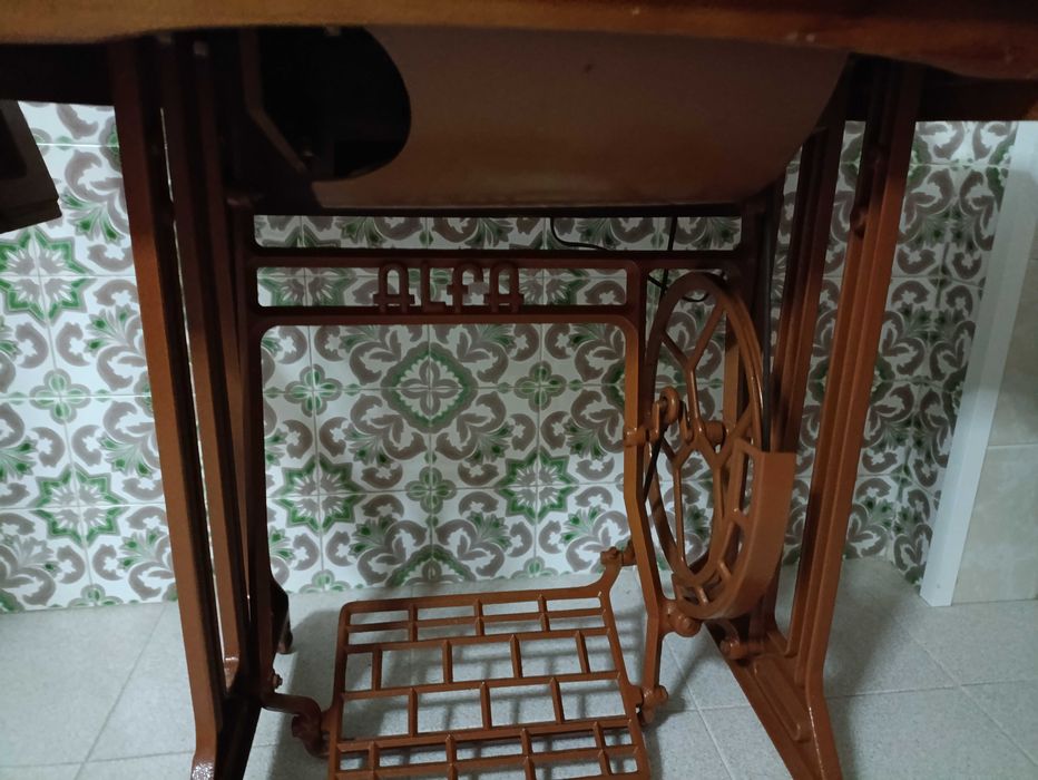 Máquina de costura Alfa anos 70 com móvel e pedal – a funcionar