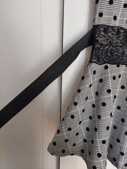 Piękna elegancka sukieneczka dla dziewczynki