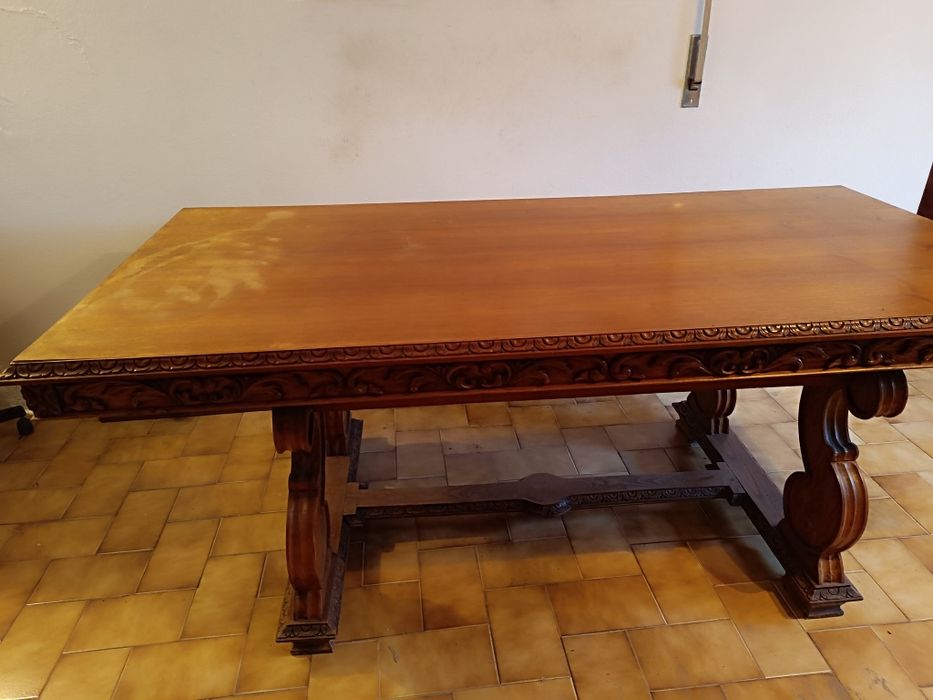 Mesa de sala de jantar.