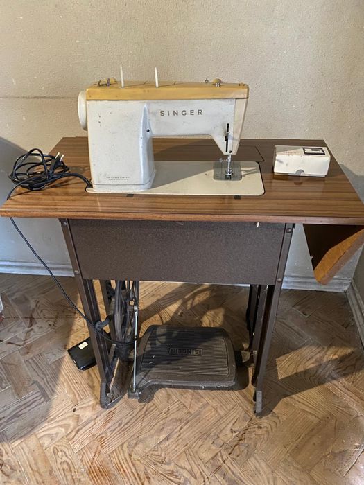 Máquina de costura Singer com móvel