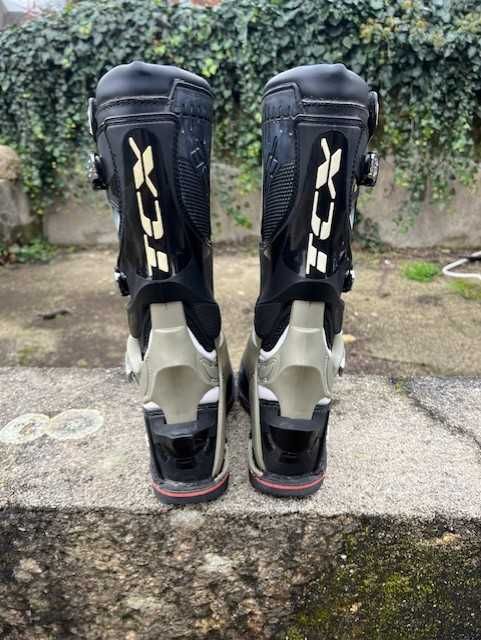 Botas TCX Pro mais equipamento Fox para enduro ou motocross.