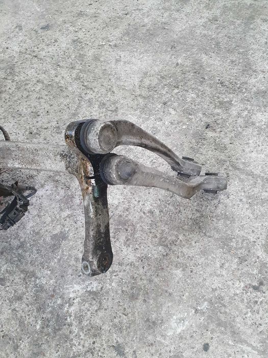 Zwrotnica piasta lewa przód Audi a4 b6 1.9 tdi 130km AVF