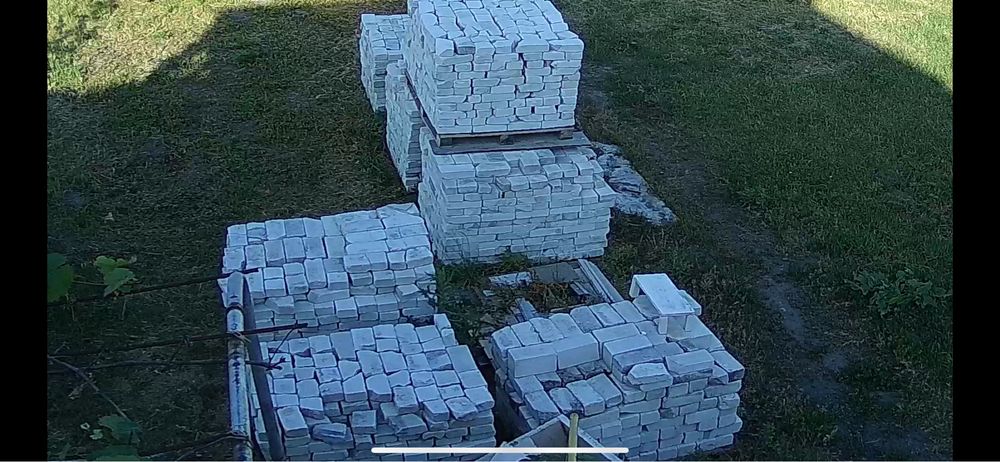 Біла цегла Нещерів половинки