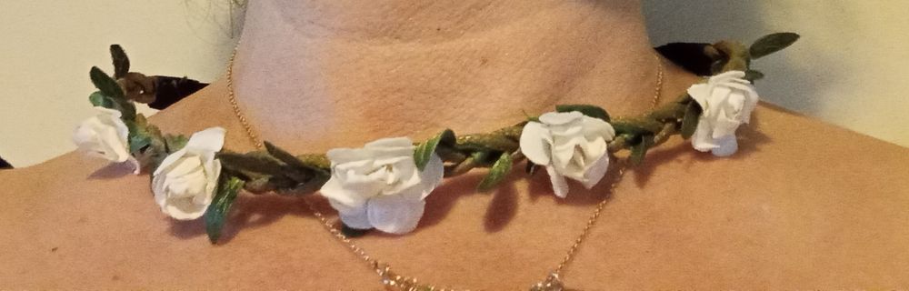 Colar branco de flores
