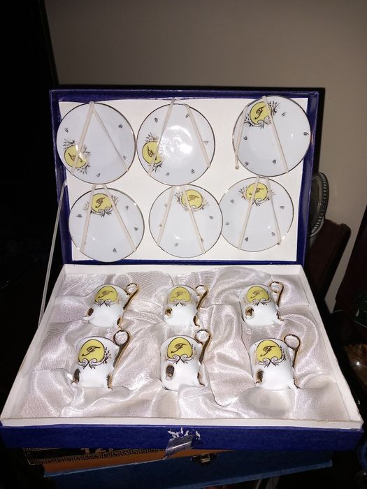 Serviços de café e um de decoração