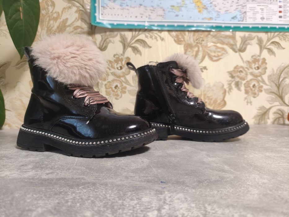 Продам весняні ботінки для дівчинки