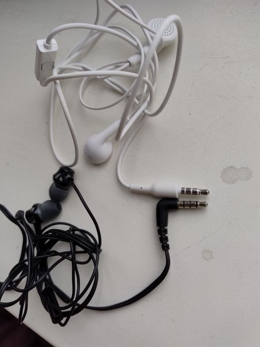 Наушники. Зарядки на старые телефоны