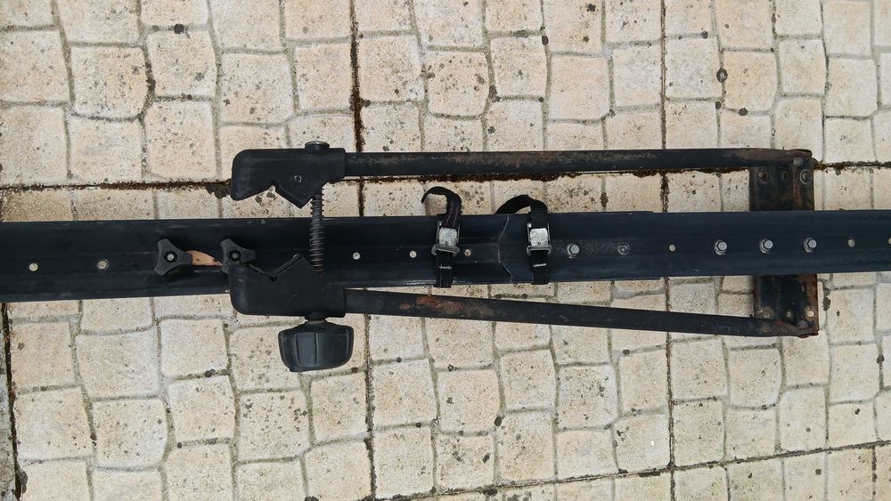 Duas barras e três suportes de bicicletas