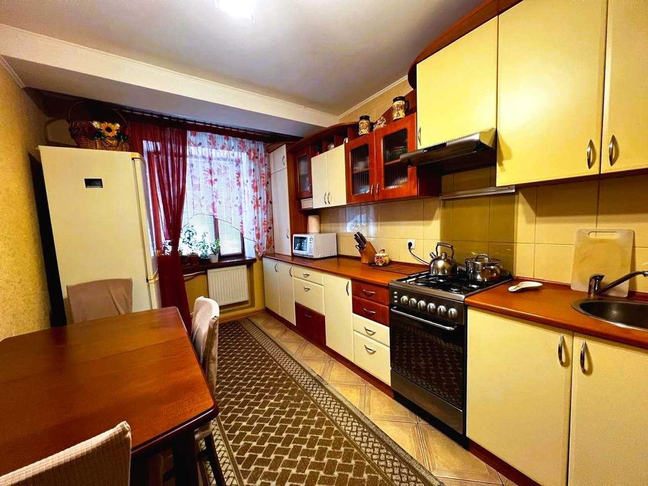 Продам 2-кімнатну квартиру в центрі міста — 54 м², меблі та техніка залишаються