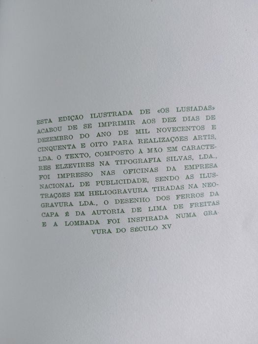 Livro "Os Lusíadas" de Luís Vaz de Camões
