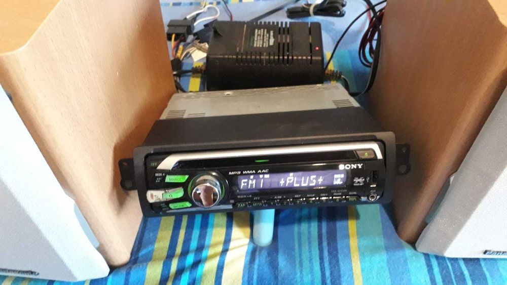 Dwa radia samochodowe Sony.