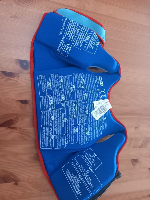 Colete de natação azul e vermelho