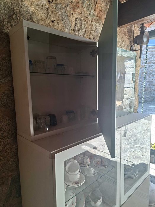 Móvel de sala com cristaleira ikea