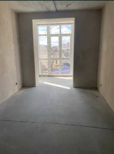 Продаж великої 1 кімнатної квартири в центрі міста в новому будинку