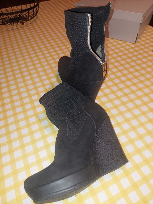 Czarne botki na koturnie rozmiar 37