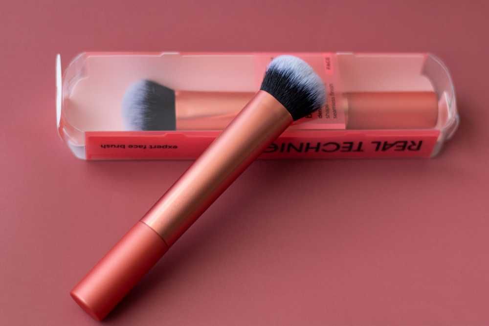 Пензель для макіяжу Real Techniques, для тональної основи (200)
