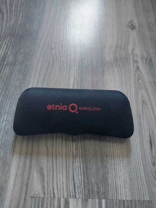 luksusowy czarny pokrowiec na okulary etnia barcelona